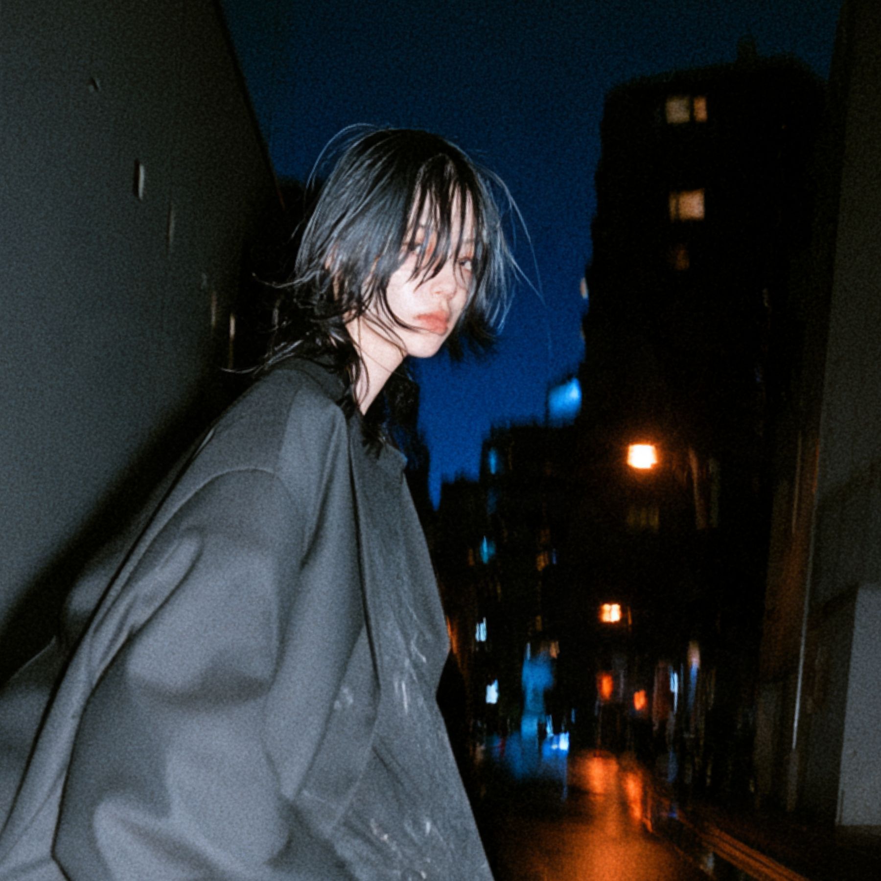 NØEVA ポートレート — 夜の路地、街灯と濡れた路面